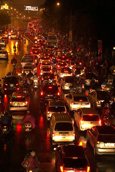 Hàng ngàn người dân Thủ đô chôn chân trong mưa rét vì tắc đường - ảnh 4
