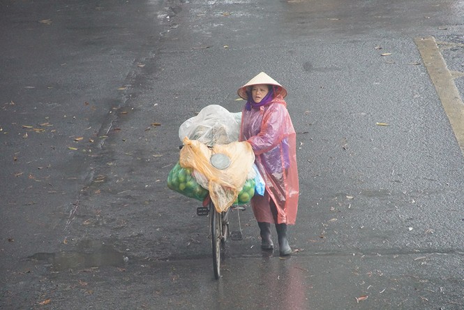 Người Hà Nội vất vả trong ngày mịt mù mưa rét - ảnh 7