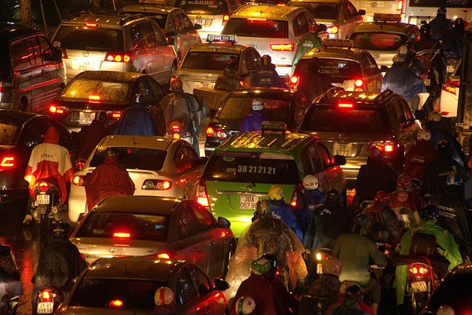 Hàng ngàn người dân Thủ đô chôn chân trong mưa rét vì tắc đường - ảnh 7