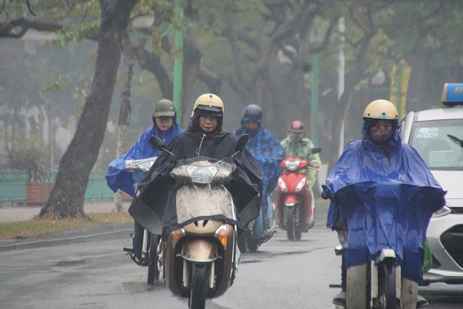 Người Hà Nội vất vả trong ngày mịt mù mưa rét - ảnh 9