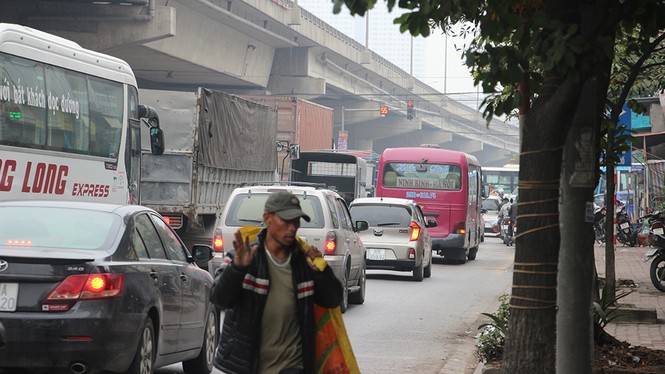 Giao thông Hà Nội bắt đầu 'tăng nhiệt' trước nghỉ lễ - ảnh 6