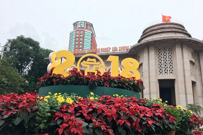 Đường Hà Nội trang hoàng rực rỡ trước thềm năm mới - ảnh 1