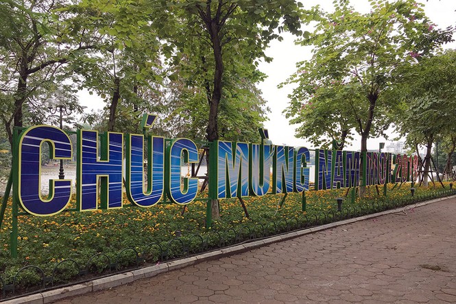 Đường Hà Nội trang hoàng rực rỡ trước thềm năm mới - ảnh 3