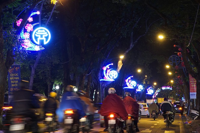 Đường Hà Nội trang hoàng rực rỡ trước thềm năm mới - ảnh 7
