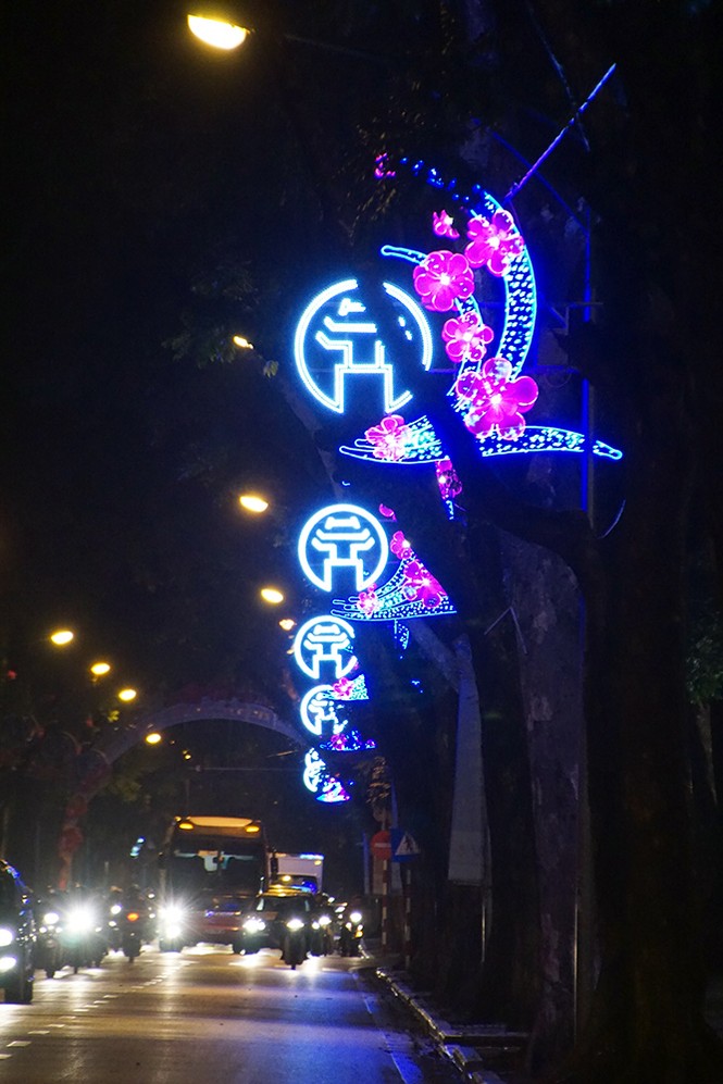 Đường Hà Nội trang hoàng rực rỡ trước thềm năm mới - ảnh 8