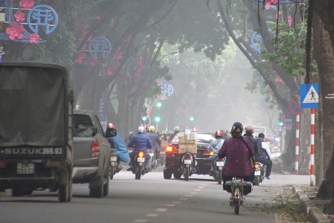 Hà Nội mờ ảo cả ngày trong sương mù dày đặc - ảnh 16