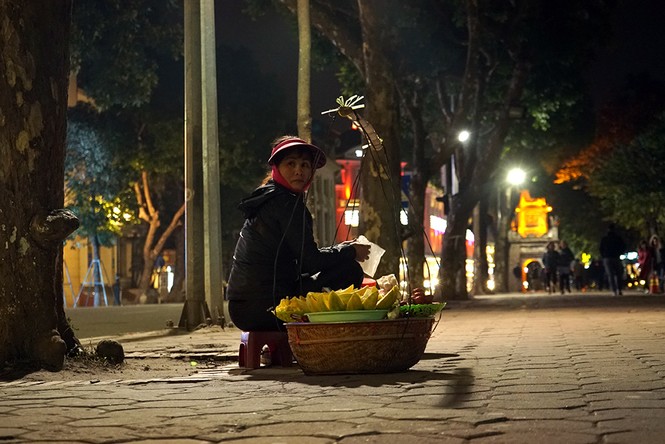 Mưu sinh trong đêm lạnh dưới 10 độ C ở Hà Nội - ảnh 3