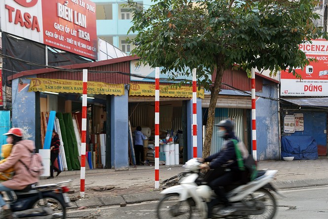 Cột biển giao thông giăng kín vỉa hè sau khi dỡ hình thù lạ - ảnh 13