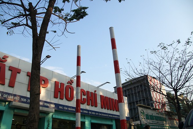 Cột biển giao thông giăng kín vỉa hè sau khi dỡ hình thù lạ - ảnh 11