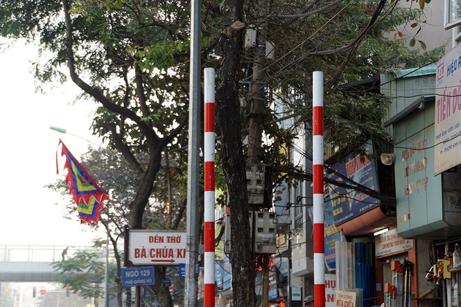 Cột biển giao thông giăng kín vỉa hè sau khi dỡ hình thù lạ - ảnh 9