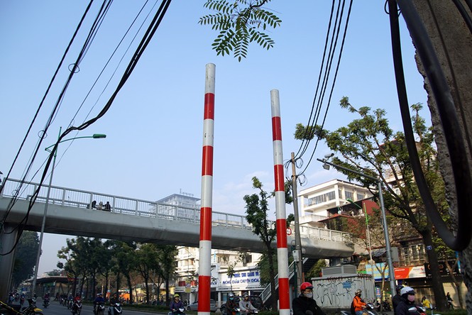 Cột biển giao thông giăng kín vỉa hè sau khi dỡ hình thù lạ - ảnh 8