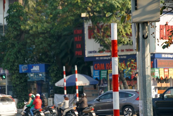 Cột biển giao thông giăng kín vỉa hè sau khi dỡ hình thù lạ - ảnh 7