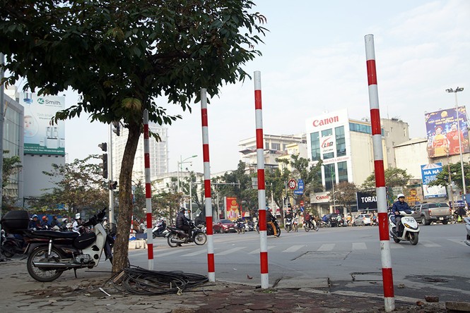 Cột biển giao thông giăng kín vỉa hè sau khi dỡ hình thù lạ - ảnh 4
