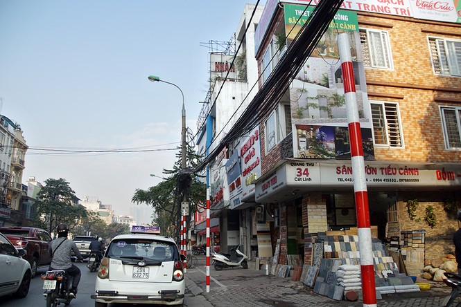Cột biển giao thông giăng kín vỉa hè sau khi dỡ hình thù lạ - ảnh 2