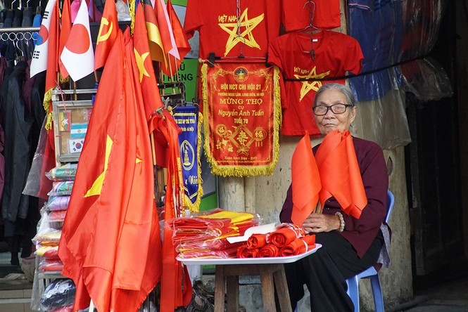 Cửa hàng bán áo và cờ đỏ sao vàng nhộn nhịp trong trận đấu - ảnh 10
