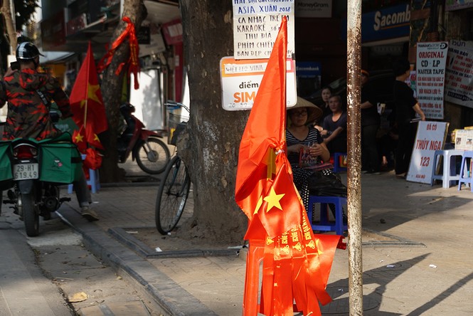 Cửa hàng bán áo và cờ đỏ sao vàng nhộn nhịp trong trận đấu - ảnh 11