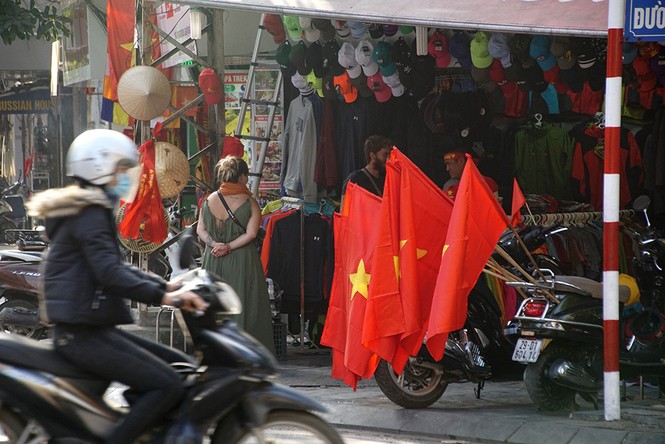 Cửa hàng bán áo và cờ đỏ sao vàng nhộn nhịp trong trận đấu - ảnh 13