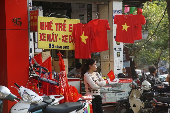 Cửa hàng bán áo và cờ đỏ sao vàng nhộn nhịp trong trận đấu - ảnh 14