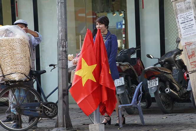 Cửa hàng bán áo và cờ đỏ sao vàng nhộn nhịp trong trận đấu - ảnh 15