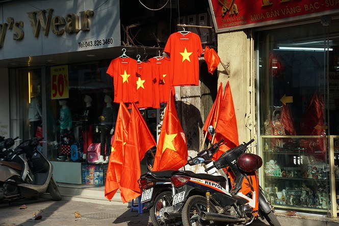 Cửa hàng bán áo và cờ đỏ sao vàng nhộn nhịp trong trận đấu - ảnh 16