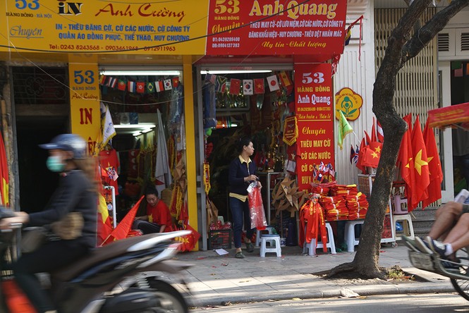 Cửa hàng bán áo và cờ đỏ sao vàng nhộn nhịp trong trận đấu - ảnh 1