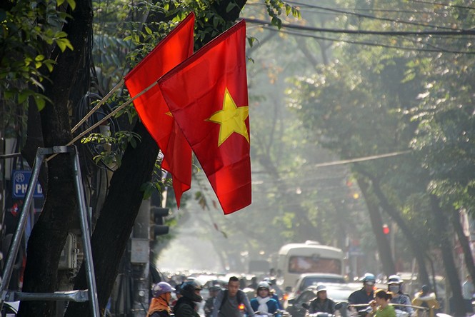 Cửa hàng bán áo và cờ đỏ sao vàng nhộn nhịp trong trận đấu - ảnh 2