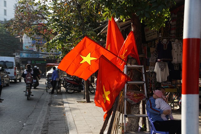 Cửa hàng bán áo và cờ đỏ sao vàng nhộn nhịp trong trận đấu - ảnh 3