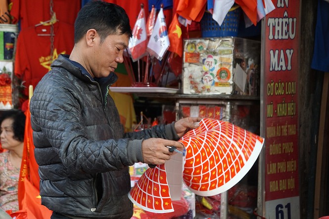 Cửa hàng bán áo và cờ đỏ sao vàng nhộn nhịp trong trận đấu - ảnh 4