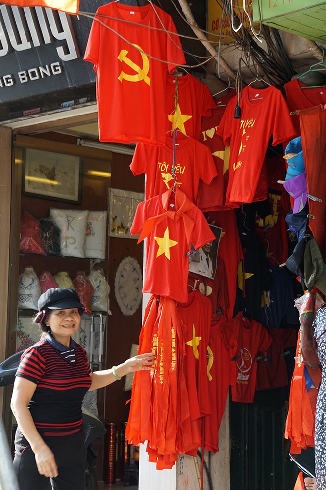 Cửa hàng bán áo và cờ đỏ sao vàng nhộn nhịp trong trận đấu - ảnh 5