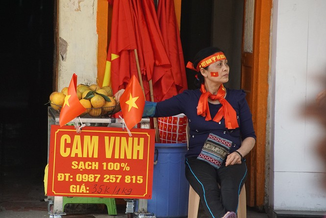 Cửa hàng bán áo và cờ đỏ sao vàng nhộn nhịp trong trận đấu - ảnh 6