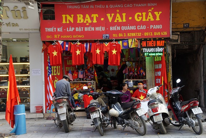 Cửa hàng bán áo và cờ đỏ sao vàng nhộn nhịp trong trận đấu - ảnh 7