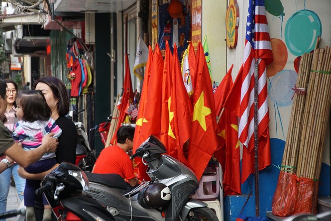 Cửa hàng bán áo và cờ đỏ sao vàng nhộn nhịp trong trận đấu - ảnh 9