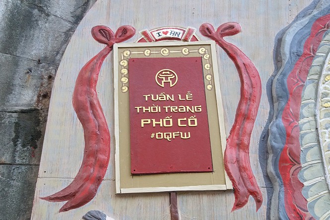 Những 'chi tiết lạ' trên bức phù điêu ở phố nghệ thuật Phùng Hưng - ảnh 2