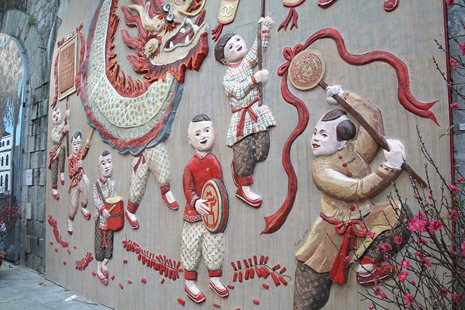 Những 'chi tiết lạ' trên bức phù điêu ở phố nghệ thuật Phùng Hưng - ảnh 8