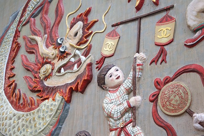 Những 'chi tiết lạ' trên bức phù điêu ở phố nghệ thuật Phùng Hưng - ảnh 7