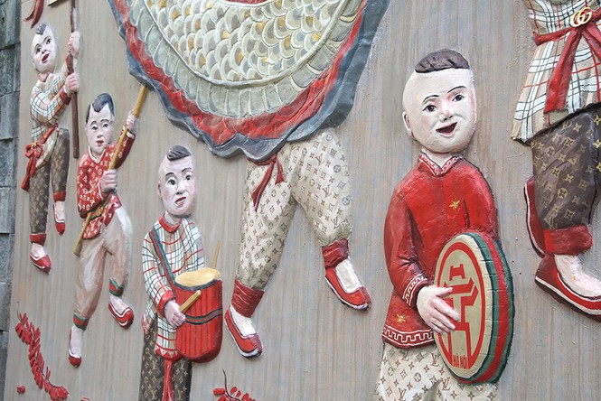 Những 'chi tiết lạ' trên bức phù điêu ở phố nghệ thuật Phùng Hưng - ảnh 4