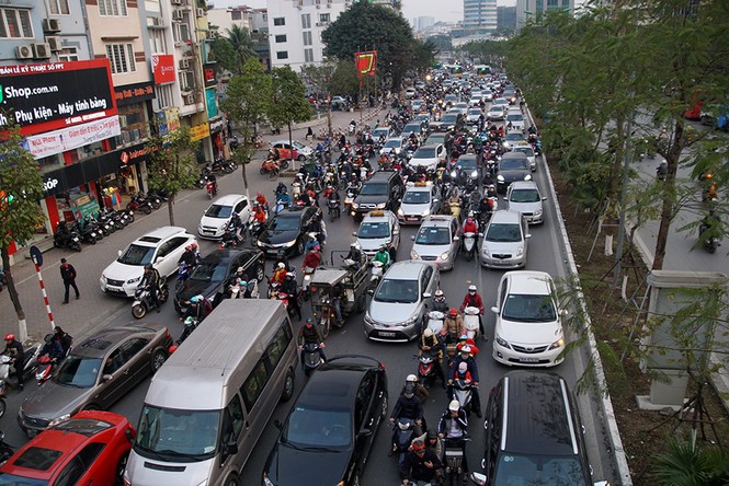 Ái ngại giao thông Hà Nội ngày cận Tết - ảnh 1