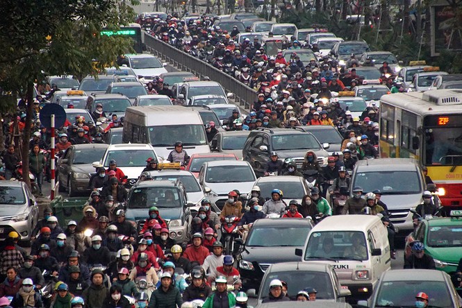 Ái ngại giao thông Hà Nội ngày cận Tết - ảnh 2