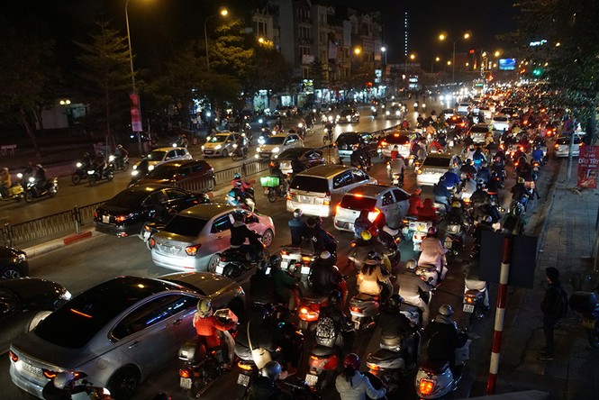 Ái ngại giao thông Hà Nội ngày cận Tết - ảnh 14