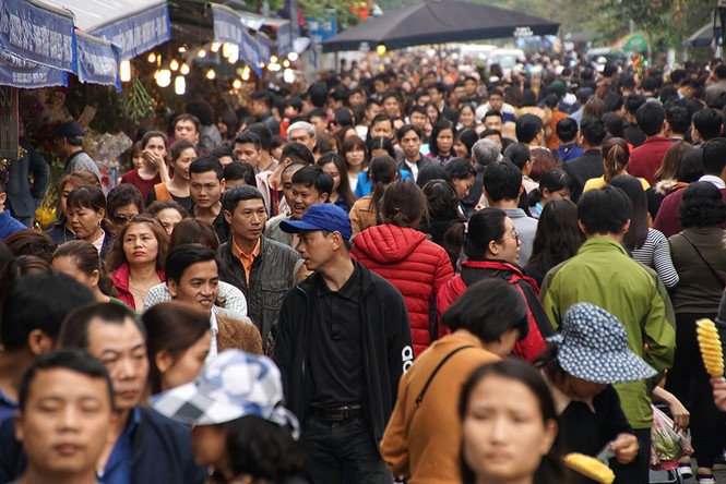Chen chân, lách qua biển người để dâng lễ ở Phủ Tây Hồ - ảnh 1