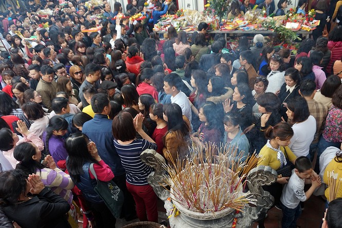 Chen chân, lách qua biển người để dâng lễ ở Phủ Tây Hồ - ảnh 3