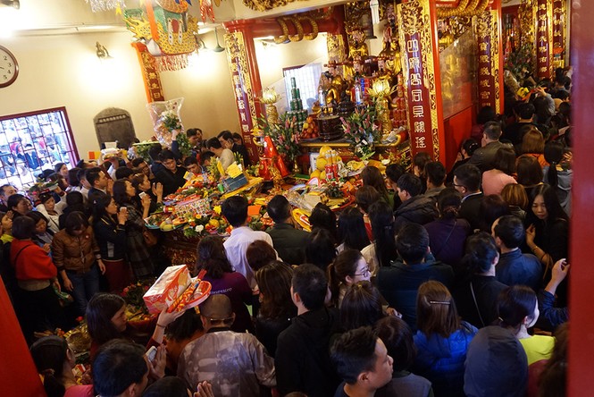 Chen chân, lách qua biển người để dâng lễ ở Phủ Tây Hồ - ảnh 4