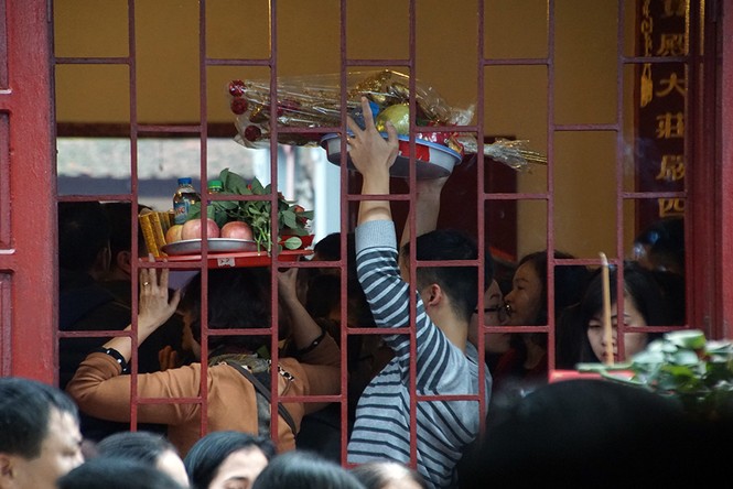 Chen chân, lách qua biển người để dâng lễ ở Phủ Tây Hồ - ảnh 5