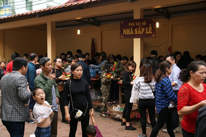 Chen chân, lách qua biển người để dâng lễ ở Phủ Tây Hồ - ảnh 8