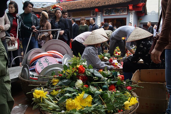 Chen chân, lách qua biển người để dâng lễ ở Phủ Tây Hồ - ảnh 9