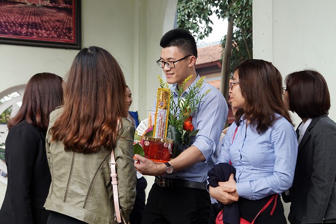 Chen chân, lách qua biển người để dâng lễ ở Phủ Tây Hồ - ảnh 11