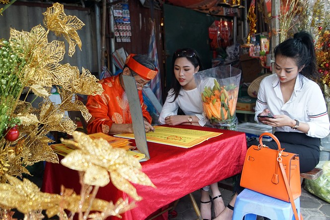 Chen chân, lách qua biển người để dâng lễ ở Phủ Tây Hồ - ảnh 14
