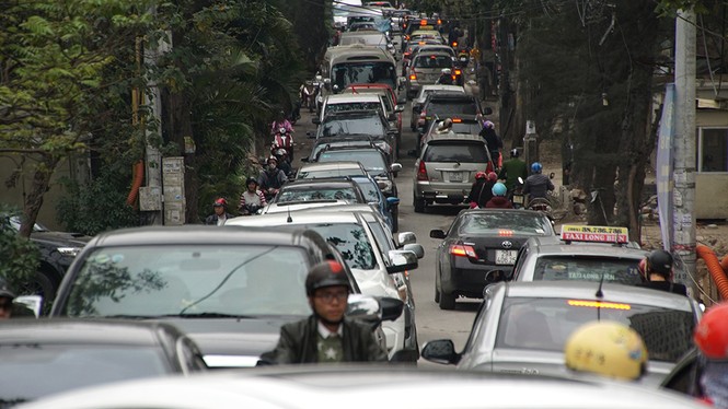 Mọi ngả đường vào Phủ Tây Hồ ùn tắc - ảnh 1