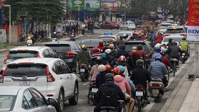 Mọi ngả đường vào Phủ Tây Hồ ùn tắc - ảnh 4