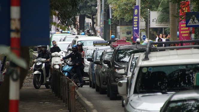 Mọi ngả đường vào Phủ Tây Hồ ùn tắc - ảnh 5